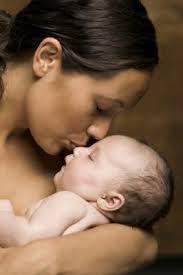 maminka drží a líbá dítě